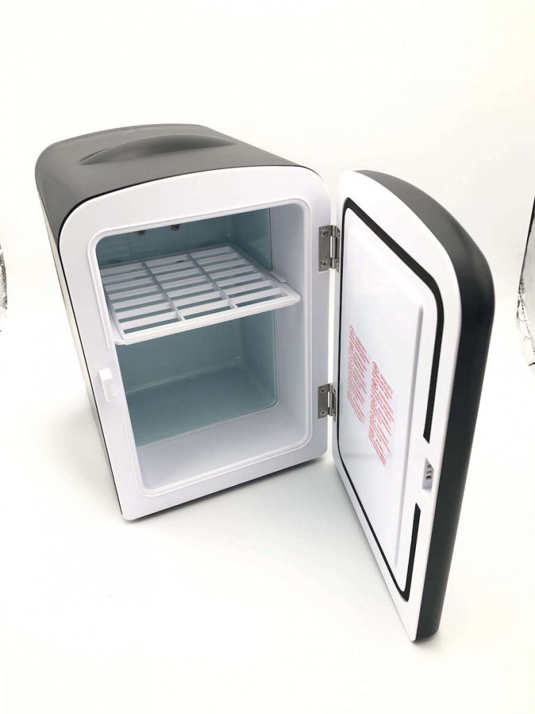 Chefman Mini Fridge 02