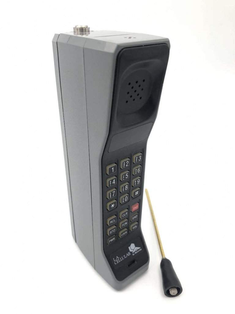 Motorola Dynatac 8000F Vintage Mobile Phone 01